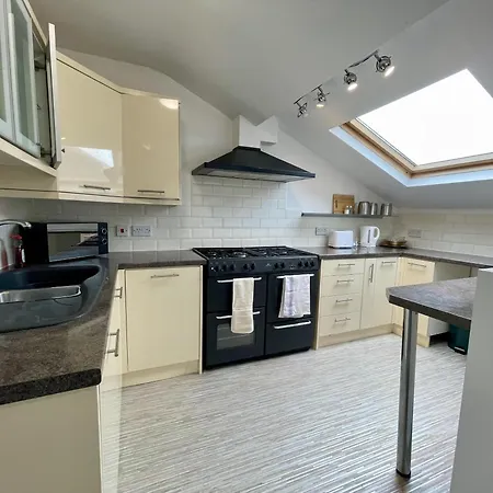 Impeccable 2-bed In Apartment Scarborough