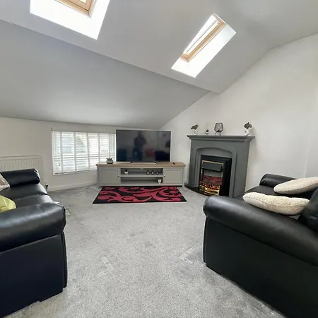 Impeccable 2-bed In Apartment *
