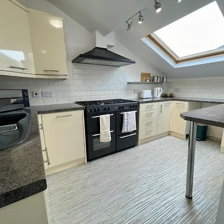 2 Bed - Sleeps 4 - Wifi * Scarborough